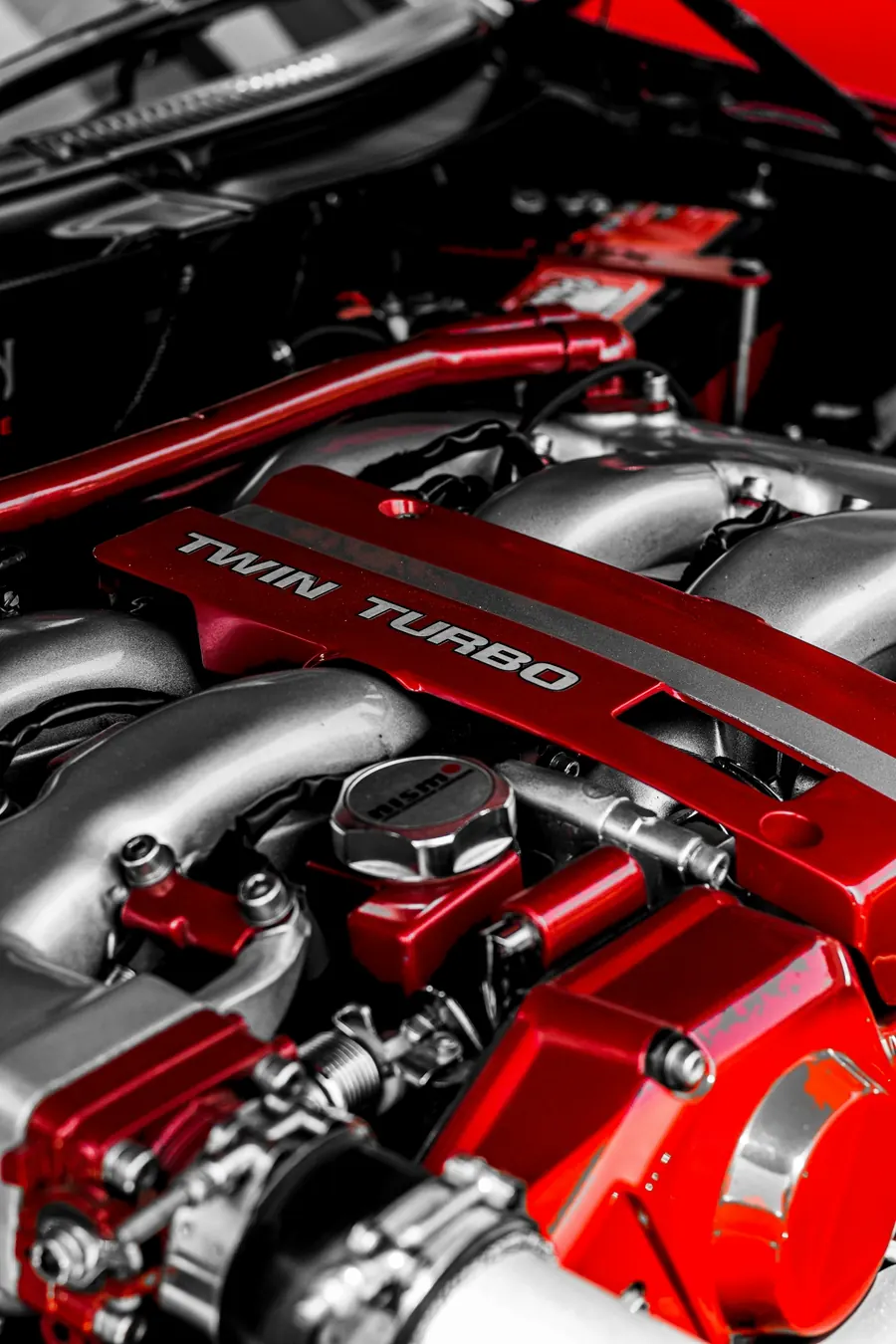 Silnik twin turbo z czerwonymi pokrywami